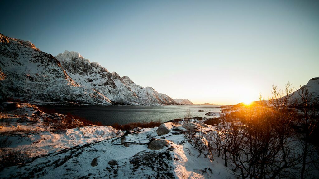 lofoten-sunset-mountains